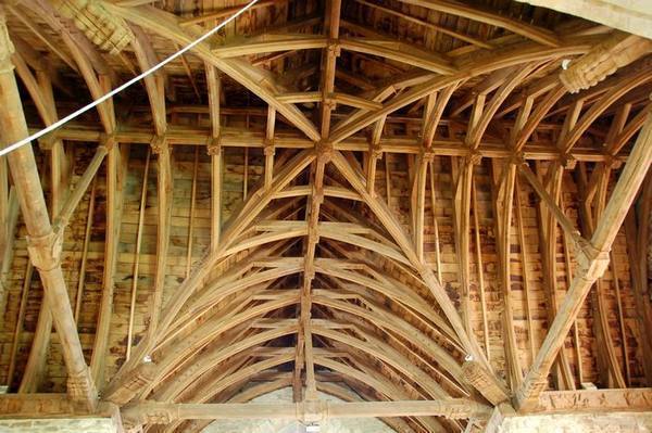 <p>Intérieur, une charpente surprenante.</p>