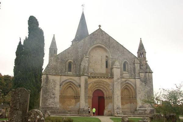 Aulnay <p>Le fronton de l'église.</p>