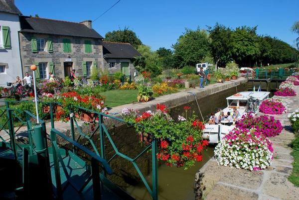 <p>Les écluses sont des lieux fleuris.</p>