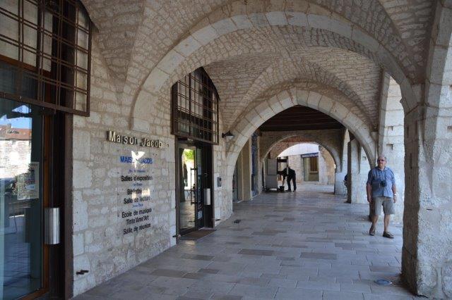 Castelnau-Montratier : arcades de la bastide