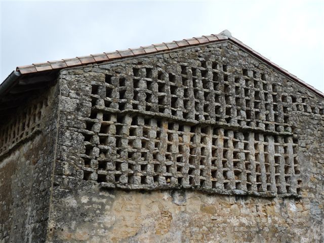 Saint-Léger-de-la-Martinière : maison pigeonnier