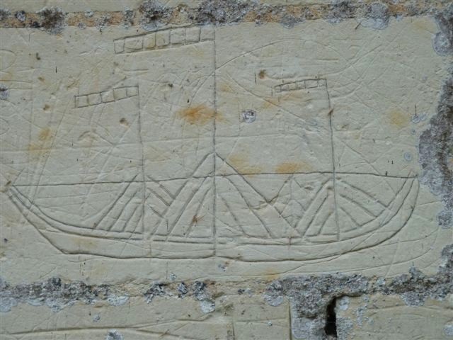 <p>Dessins laissés sur les murs de l'église par les bateliers.</p>