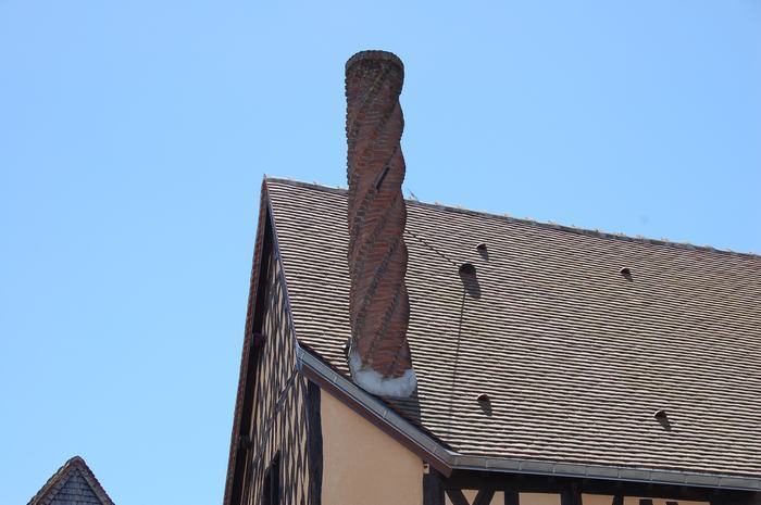 Même sa cheminée resta droite