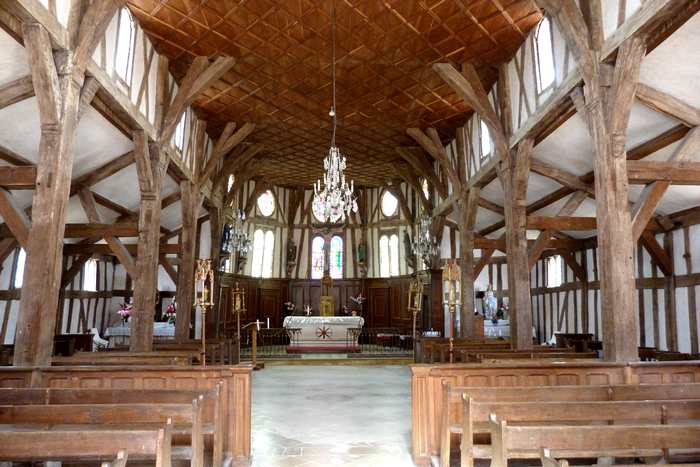 et l'intérieur de l'église