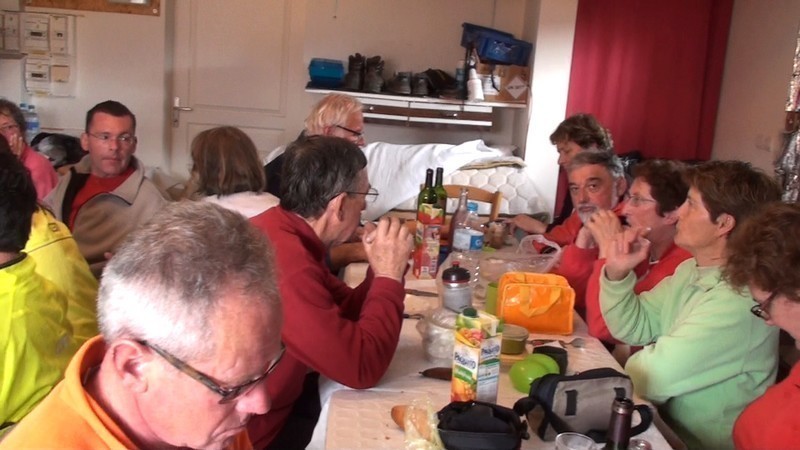 Pendant que la troupe victuaille