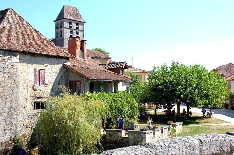 <p>Un charmant village perdu au fond de la forêt périgourdine</p>
