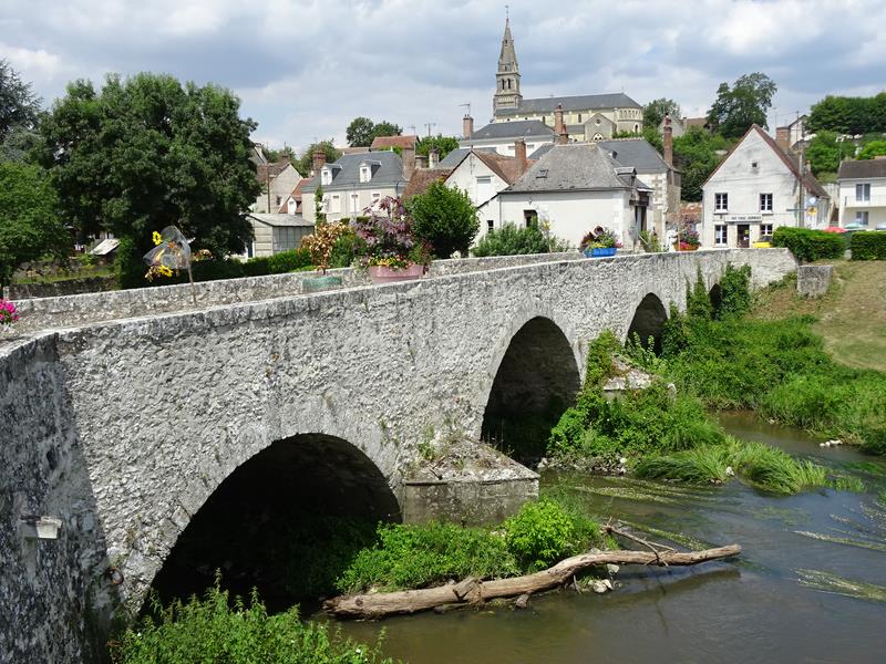<p>Le pont ancien de Candé-sur-Beuvron</p>
