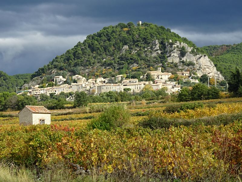 Séguret sous un ciel plombé